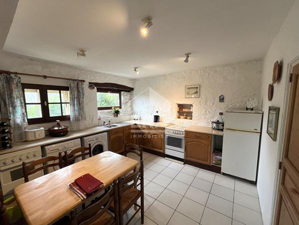 Maison traditionnelle en pierre à vendre à Montazeau - 6 chambres, 239 m²