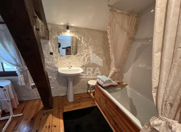 Maison traditionnelle en pierre à vendre à Montazeau - 6 chambres, 239 m²