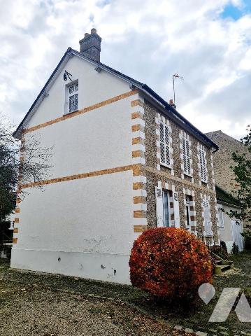 Venez visiter cette belle demeure d'env. 173m² habitable élevée sur cave / chaufferie en partie...