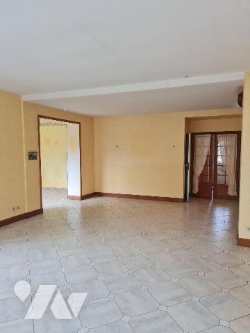 Venez visiter cette belle demeure d'env. 173m² habitable élevée sur cave / chaufferie en partie...