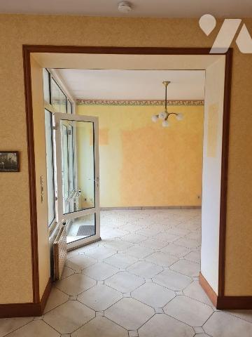 Venez visiter cette belle demeure d'env. 173m² habitable élevée sur cave / chaufferie en partie...