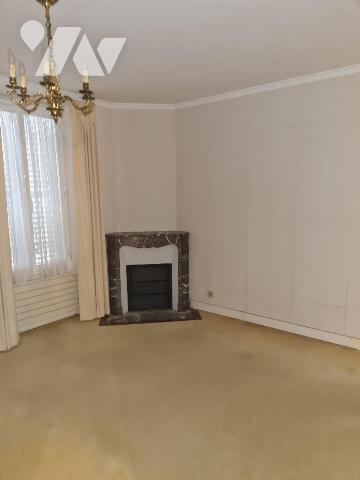 Venez visiter cette belle demeure d'env. 173m² habitable élevée sur cave / chaufferie en partie...