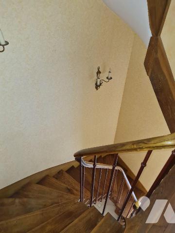 Venez visiter cette belle demeure d'env. 173m² habitable élevée sur cave / chaufferie en partie...