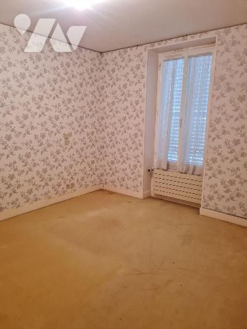 Venez visiter cette belle demeure d'env. 173m² habitable élevée sur cave / chaufferie en partie...