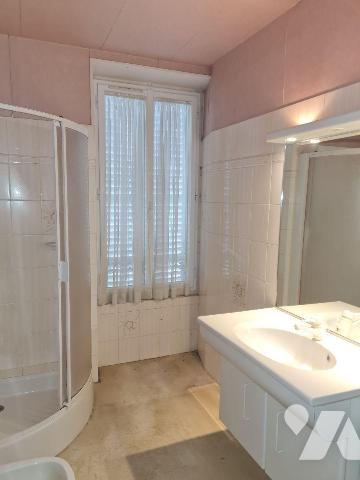 Venez visiter cette belle demeure d'env. 173m² habitable élevée sur cave / chaufferie en partie...