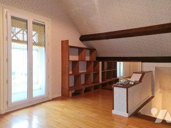 Venez visiter cette belle demeure d'env. 173m² habitable élevée sur cave / chaufferie en partie...