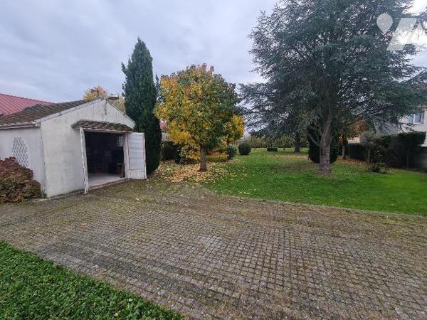 Venez visiter cette belle demeure d'env. 173m² habitable élevée sur cave / chaufferie en partie...