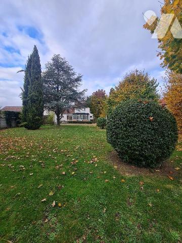 Venez visiter cette belle demeure d'env. 173m² habitable élevée sur cave / chaufferie en partie...