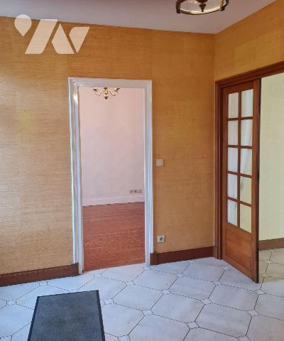 Venez visiter cette belle demeure d'env. 173m² habitable élevée sur cave / chaufferie en partie...