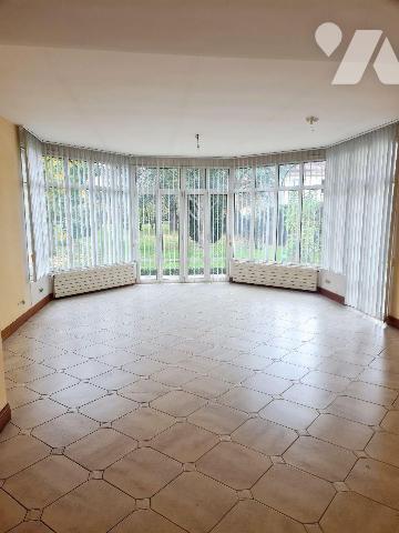 Venez visiter cette belle demeure d'env. 173m² habitable élevée sur cave / chaufferie en partie...