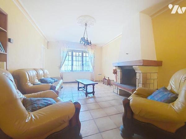 Plain-pied individuel à rénover avec 2 chambres, jardin et double garage