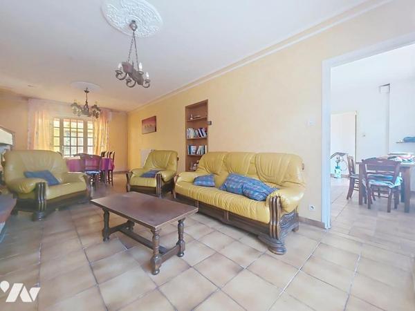 Plain-pied individuel à rénover avec 2 chambres, jardin et double garage