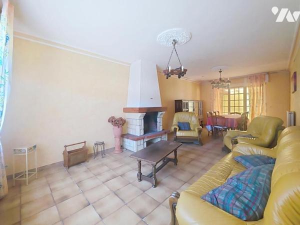 Plain-pied individuel à rénover avec 2 chambres, jardin et double garage