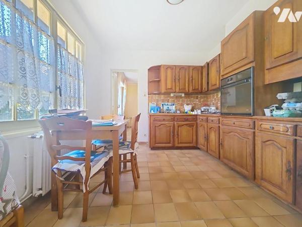 Plain-pied individuel à rénover avec 2 chambres, jardin et double garage