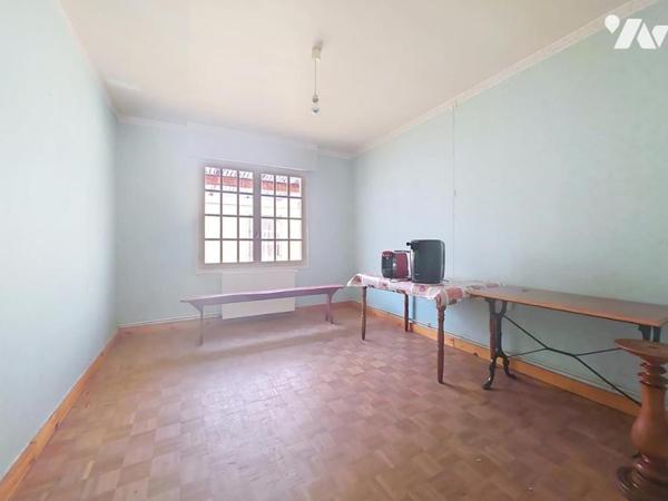 Plain-pied individuel à rénover avec 2 chambres, jardin et double garage