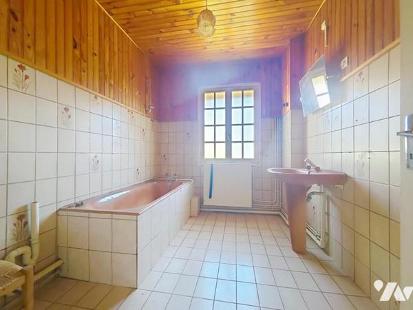 Plain-pied individuel à rénover avec 2 chambres, jardin et double garage
