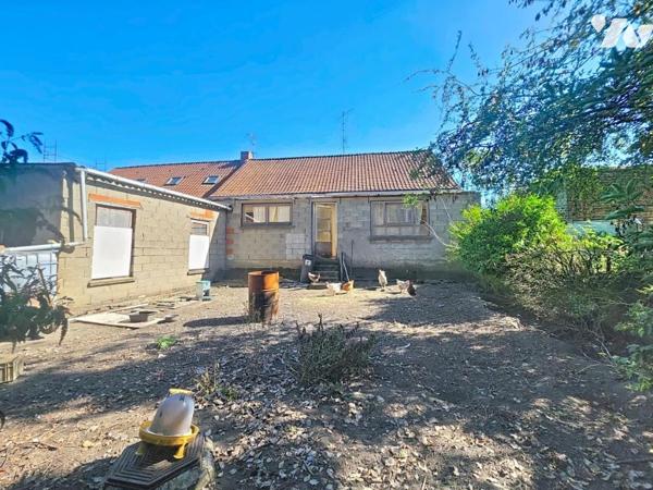 Plain-pied individuel à rénover avec 2 chambres, jardin et double garage