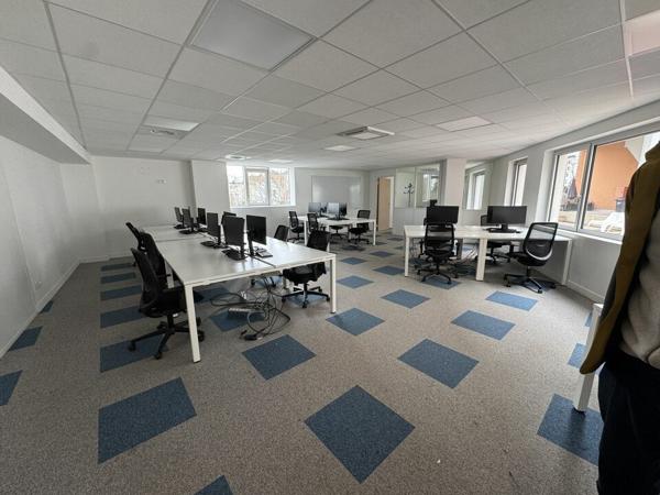 TOURS CENTRE BUREAUX A LOUER DE 1 276 M² ET 10 PARKING DEVANT ARRET DE TRAM