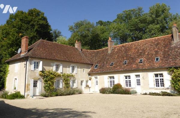  Nichée au c?ur de la campagne berrichonne, cette propriété d'environ huit hectares avec son pa...