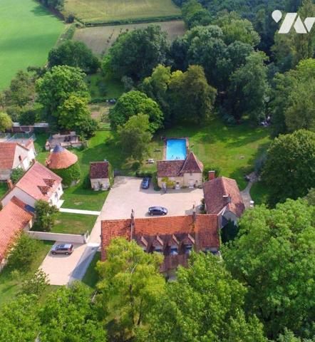  Nichée au c?ur de la campagne berrichonne, cette propriété d'environ huit hectares avec son pa...
