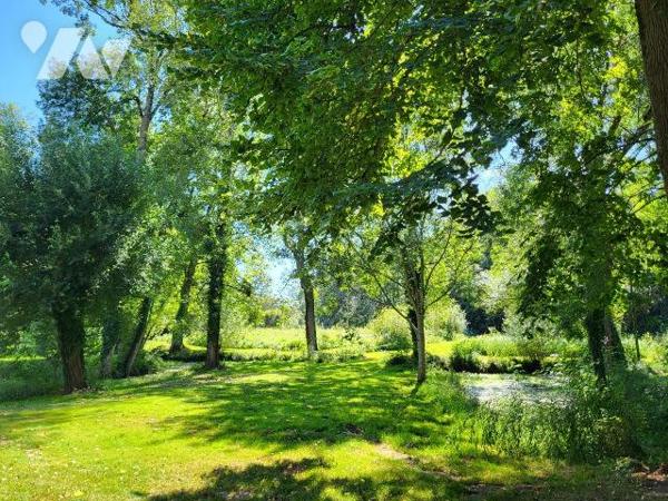  Nichée au c?ur de la campagne berrichonne, cette propriété d'environ huit hectares avec son pa...