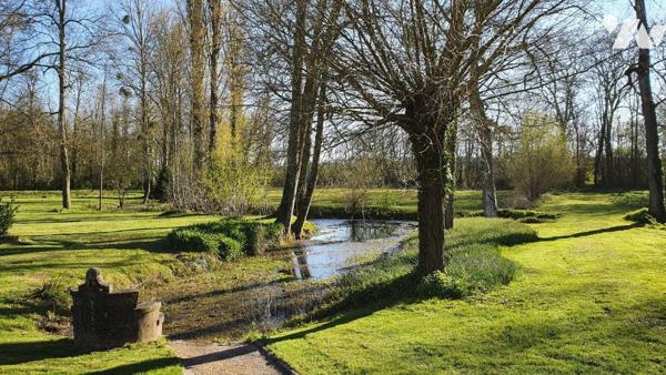  Nichée au c?ur de la campagne berrichonne, cette propriété d'environ huit hectares avec son pa...