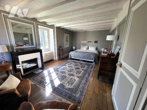  Nichée au c?ur de la campagne berrichonne, cette propriété d'environ huit hectares avec son pa...