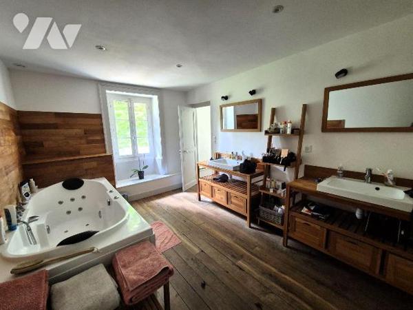  Nichée au c?ur de la campagne berrichonne, cette propriété d'environ huit hectares avec son pa...