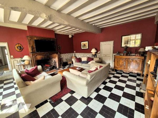  Nichée au c?ur de la campagne berrichonne, cette propriété d'environ huit hectares avec son pa...