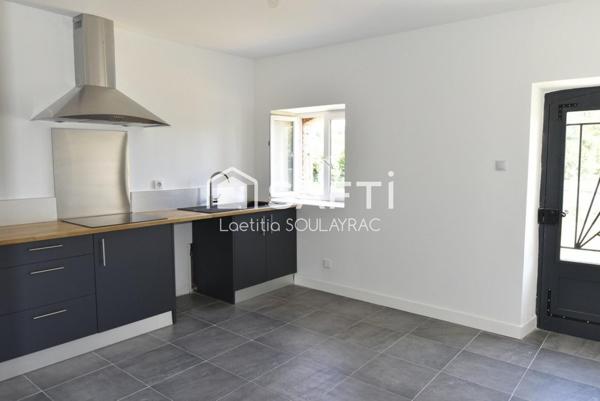 Maison de village rénovée de 108m² avec garage et jardin.