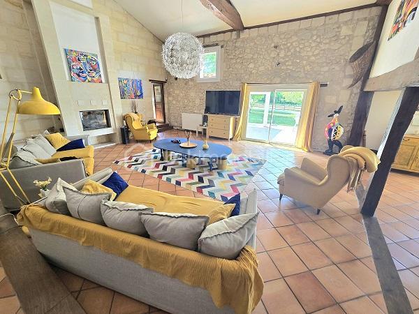 Située à 25 mn de LIBOURNE, à 35 mn de ST EMILION, à 45 mn de BLAYE et du pont d'Aquitaine de Bordeaux, cette magnifique maison en pierres, de 379 m2, sur un terrain clôturé et arboré de plus de 1.8 hectare, entièrement rénovée, vous séduira par ses volumes et ses prestations de standing. Cette demeure est composée d'une cuisine entièrement équipée de 33 m2, d'un salon/salle à manger de 105 m2, d'un bureau, de 4 chambres, de 2 salles de bain, 2 salles d'eau, 4 WC, une buanderie, un cellier et une mezzanine de 16 m2. Des dépendances (garage, cave, cellier, réserve à granules) et une piscine 10m X 4m, avec son pool house, complètent ces prestations. Chauffage à granules + cheminée avec un insert. COUP DE COEUR absolu !!!