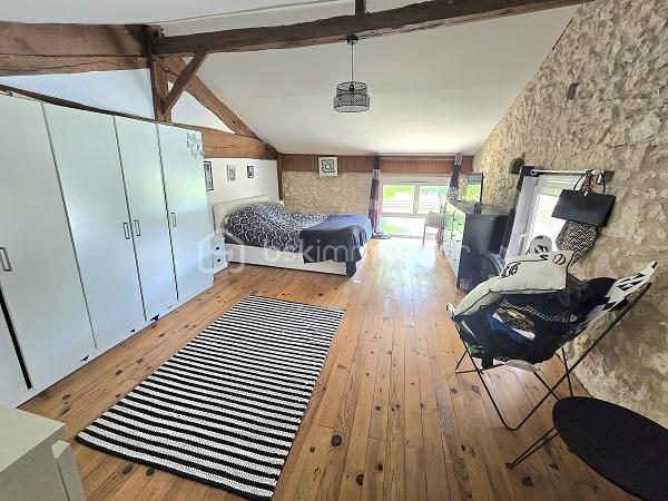 Située à 25 mn de LIBOURNE, à 35 mn de ST EMILION, à 45 mn de BLAYE et du pont d'Aquitaine de Bordeaux, cette magnifique maison en pierres, de 379 m2, sur un terrain clôturé et arboré de plus de 1.8 hectare, entièrement rénovée, vous séduira par ses volumes et ses prestations de standing. Cette demeure est composée d'une cuisine entièrement équipée de 33 m2, d'un salon/salle à manger de 105 m2, d'un bureau, de 4 chambres, de 2 salles de bain, 2 salles d'eau, 4 WC, une buanderie, un cellier et une mezzanine de 16 m2. Des dépendances (garage, cave, cellier, réserve à granules) et une piscine 10m X 4m, avec son pool house, complètent ces prestations. Chauffage à granules + cheminée avec un insert. COUP DE COEUR absolu !!!
