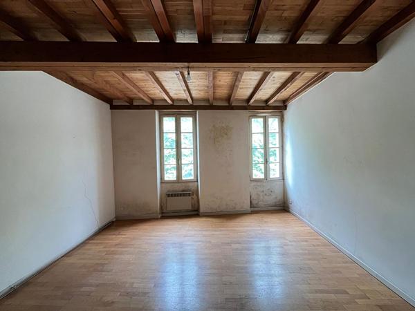 Maison de village en plein centre ville avec cour extérieur !
