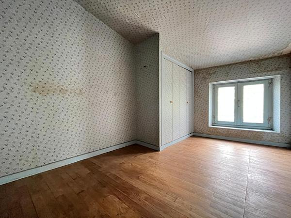 Maison de village en plein centre ville avec cour extérieur !