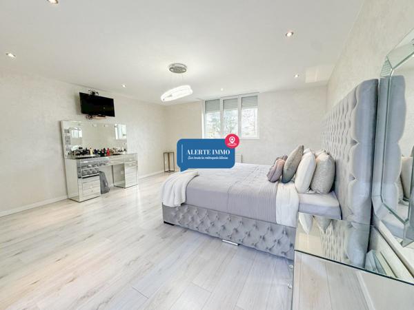 Maison semi-individuelle de type semi plain-pied de 135 m2, entièrement rénovée, 3 ch, possible 4 2 salles de bain, terrasseet jardin