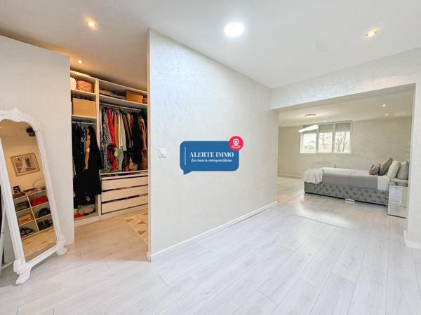 Maison semi-individuelle de type semi plain-pied de 135 m2, entièrement rénovée, 3 ch, possible 4 2 salles de bain, terrasseet jardin