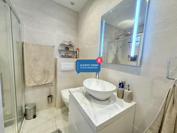 Maison semi-individuelle de type semi plain-pied de 135 m2, entièrement rénovée, 3 ch, possible 4 2 salles de bain, terrasseet jardin