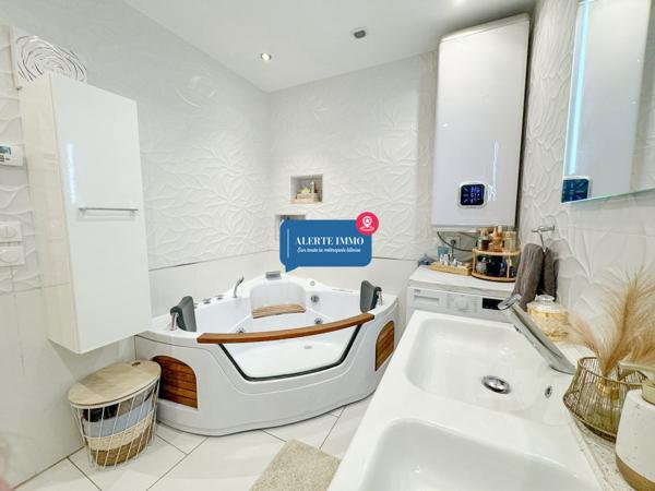 Maison semi-individuelle de type semi plain-pied de 135 m2, entièrement rénovée, 3 ch, possible 4 2 salles de bain, terrasseet jardin