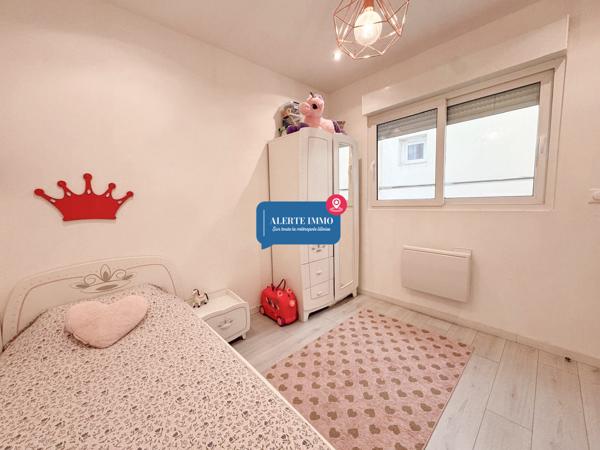 Maison semi-individuelle de type semi plain-pied de 135 m2, entièrement rénovée, 3 ch, possible 4 2 salles de bain, terrasseet jardin