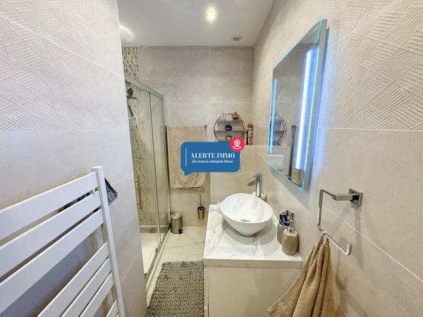 Maison semi-individuelle de type semi plain-pied de 135 m2, entièrement rénovée, 3 ch, possible 4 2 salles de bain, terrasseet jardin