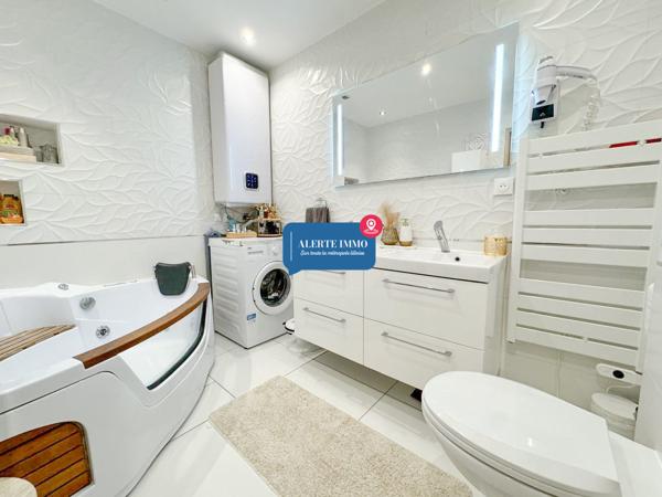 Maison semi-individuelle de type semi plain-pied de 135 m2, entièrement rénovée, 3 ch, possible 4 2 salles de bain, terrasseet jardin