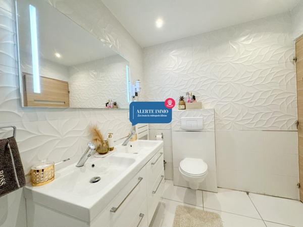 Maison semi-individuelle de type semi plain-pied de 135 m2, entièrement rénovée, 3 ch, possible 4 2 salles de bain, terrasseet jardin