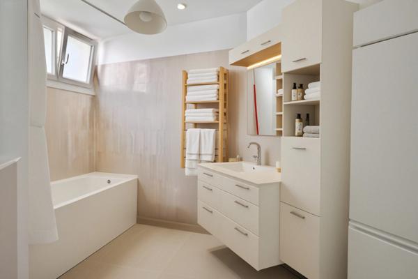 Appartement traversant 3 pièces avec BALCON, PARKING et cave