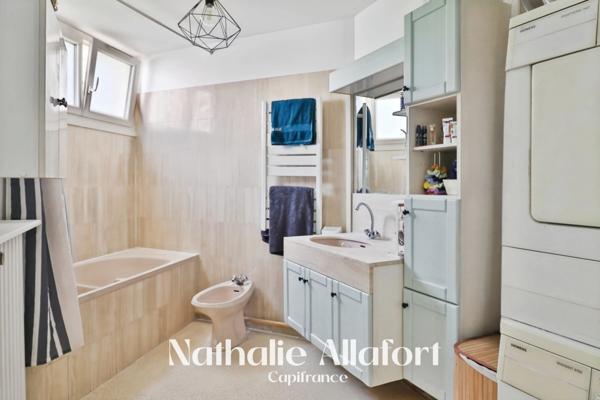 Appartement traversant 3 pièces avec BALCON, PARKING et cave