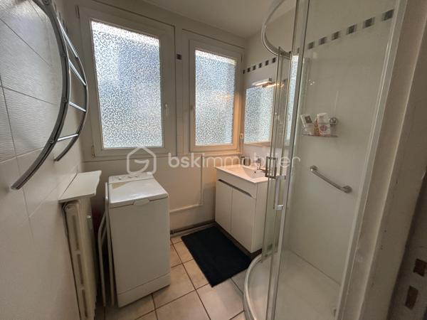 Appartement T4 – 2 chambres (possibilité 3) – Rez-de-chaussée surélevé

Quartier Mirande – À seulement 20 minutes à pied de la place Wilson et du centre-ville

Idéalement situé dans un secteur recherché, à proximité immédiate des commerces, des transports, des écoles et des universités, découvrez cet agréable appartement T4 situé en rez-de-chaussée surélevé au sein d'une résidence sécurisée avec interphone.

Dès l'entrée, vous serez séduit par son espace de vie lumineux comprenant un salon-séjour convivial ouvrant sur un balcon exposé Ouest, idéal pour profiter des fins de journée ensoleillées.

L'appartement dispose actuellement de deux chambres, avec la possibilité d'aménager facilement une troisième chambre selon vos besoins. Il comprend également une cuisine équipée, une salle d'eau fonctionnelle ainsi que des WC séparés avec petit lavabo

Une cave complète ce bien et offre un espace de rangement appréciable au quotidien.

Ce logement conviendra parfaitement à une résidence principale, à un premier achat ou à un investissement locatif. Sa configuration et sa proximité avec les universités en font notamment une excellente opportunité pour un projet de colocation.

Les professions libérales ou indépendantes pourront également apprécier son potentiel d'aménagement.

Les charges de copropriété s'élèvent à environ 250 €/mois et comprennent le chauffage, l'eau froide ainsi que l'entretien des parties communes.

À noter : des travaux de fermeture et de sécurisation de la résidence sont actuellement en cours de réalisation et sont intégralement financés par les vendeurs.

Un bien rare et polyvalent sur le secteur, offrant de nombreuses possibilités. À visiter sans tarder !