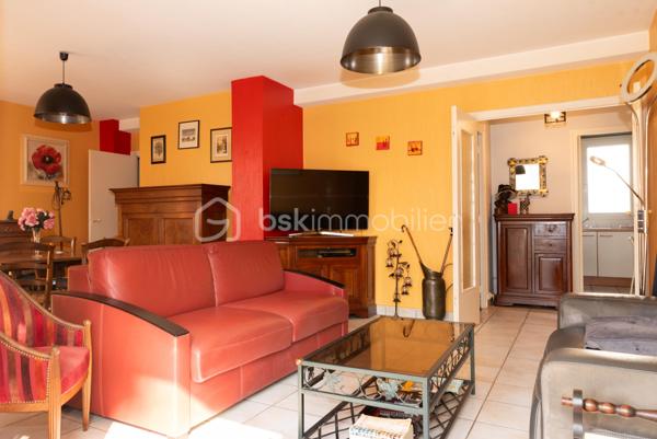 Appartement T4 – 2 chambres (possibilité 3) – Rez-de-chaussée surélevé

Quartier Mirande – À seulement 20 minutes à pied de la place Wilson et du centre-ville

Idéalement situé dans un secteur recherché, à proximité immédiate des commerces, des transports, des écoles et des universités, découvrez cet agréable appartement T4 situé en rez-de-chaussée surélevé au sein d'une résidence sécurisée avec interphone.

Dès l'entrée, vous serez séduit par son espace de vie lumineux comprenant un salon-séjour convivial ouvrant sur un balcon exposé Ouest, idéal pour profiter des fins de journée ensoleillées.

L'appartement dispose actuellement de deux chambres, avec la possibilité d'aménager facilement une troisième chambre selon vos besoins. Il comprend également une cuisine équipée, une salle d'eau fonctionnelle ainsi que des WC séparés avec petit lavabo

Une cave complète ce bien et offre un espace de rangement appréciable au quotidien.

Ce logement conviendra parfaitement à une résidence principale, à un premier achat ou à un investissement locatif. Sa configuration et sa proximité avec les universités en font notamment une excellente opportunité pour un projet de colocation.

Les professions libérales ou indépendantes pourront également apprécier son potentiel d'aménagement.

Les charges de copropriété s'élèvent à environ 250 €/mois et comprennent le chauffage, l'eau froide ainsi que l'entretien des parties communes.

À noter : des travaux de fermeture et de sécurisation de la résidence sont actuellement en cours de réalisation et sont intégralement financés par les vendeurs.

Un bien rare et polyvalent sur le secteur, offrant de nombreuses possibilités. À visiter sans tarder !