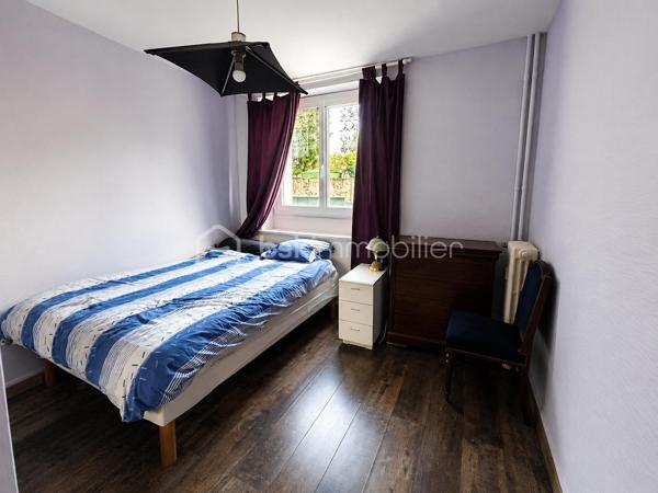 Appartement T4 – 2 chambres (possibilité 3) – Rez-de-chaussée surélevé

Quartier Mirande – À seulement 20 minutes à pied de la place Wilson et du centre-ville

Idéalement situé dans un secteur recherché, à proximité immédiate des commerces, des transports, des écoles et des universités, découvrez cet agréable appartement T4 situé en rez-de-chaussée surélevé au sein d'une résidence sécurisée avec interphone.

Dès l'entrée, vous serez séduit par son espace de vie lumineux comprenant un salon-séjour convivial ouvrant sur un balcon exposé Ouest, idéal pour profiter des fins de journée ensoleillées.

L'appartement dispose actuellement de deux chambres, avec la possibilité d'aménager facilement une troisième chambre selon vos besoins. Il comprend également une cuisine équipée, une salle d'eau fonctionnelle ainsi que des WC séparés avec petit lavabo

Une cave complète ce bien et offre un espace de rangement appréciable au quotidien.

Ce logement conviendra parfaitement à une résidence principale, à un premier achat ou à un investissement locatif. Sa configuration et sa proximité avec les universités en font notamment une excellente opportunité pour un projet de colocation.

Les professions libérales ou indépendantes pourront également apprécier son potentiel d'aménagement.

Les charges de copropriété s'élèvent à environ 250 €/mois et comprennent le chauffage, l'eau froide ainsi que l'entretien des parties communes.

À noter : des travaux de fermeture et de sécurisation de la résidence sont actuellement en cours de réalisation et sont intégralement financés par les vendeurs.

Un bien rare et polyvalent sur le secteur, offrant de nombreuses possibilités. À visiter sans tarder !