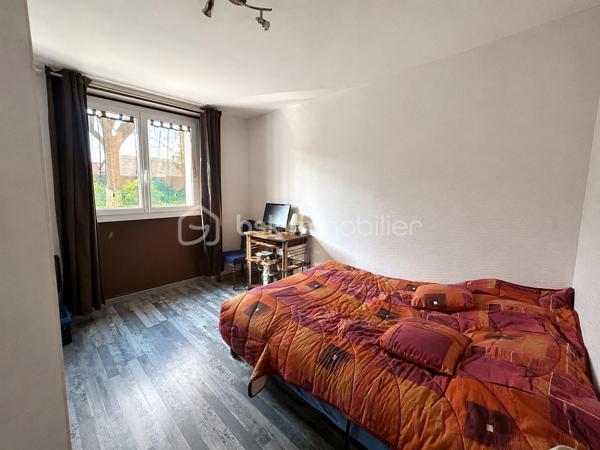 Appartement T4 – 2 chambres (possibilité 3) – Rez-de-chaussée surélevé

Quartier Mirande – À seulement 20 minutes à pied de la place Wilson et du centre-ville

Idéalement situé dans un secteur recherché, à proximité immédiate des commerces, des transports, des écoles et des universités, découvrez cet agréable appartement T4 situé en rez-de-chaussée surélevé au sein d'une résidence sécurisée avec interphone.

Dès l'entrée, vous serez séduit par son espace de vie lumineux comprenant un salon-séjour convivial ouvrant sur un balcon exposé Ouest, idéal pour profiter des fins de journée ensoleillées.

L'appartement dispose actuellement de deux chambres, avec la possibilité d'aménager facilement une troisième chambre selon vos besoins. Il comprend également une cuisine équipée, une salle d'eau fonctionnelle ainsi que des WC séparés avec petit lavabo

Une cave complète ce bien et offre un espace de rangement appréciable au quotidien.

Ce logement conviendra parfaitement à une résidence principale, à un premier achat ou à un investissement locatif. Sa configuration et sa proximité avec les universités en font notamment une excellente opportunité pour un projet de colocation.

Les professions libérales ou indépendantes pourront également apprécier son potentiel d'aménagement.

Les charges de copropriété s'élèvent à environ 250 €/mois et comprennent le chauffage, l'eau froide ainsi que l'entretien des parties communes.

À noter : des travaux de fermeture et de sécurisation de la résidence sont actuellement en cours de réalisation et sont intégralement financés par les vendeurs.

Un bien rare et polyvalent sur le secteur, offrant de nombreuses possibilités. À visiter sans tarder !