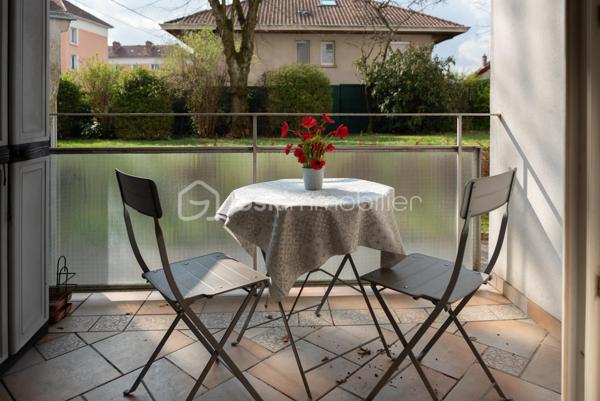 Appartement T4 – 2 chambres (possibilité 3) – Rez-de-chaussée surélevé

Quartier Mirande – À seulement 20 minutes à pied de la place Wilson et du centre-ville

Idéalement situé dans un secteur recherché, à proximité immédiate des commerces, des transports, des écoles et des universités, découvrez cet agréable appartement T4 situé en rez-de-chaussée surélevé au sein d'une résidence sécurisée avec interphone.

Dès l'entrée, vous serez séduit par son espace de vie lumineux comprenant un salon-séjour convivial ouvrant sur un balcon exposé Ouest, idéal pour profiter des fins de journée ensoleillées.

L'appartement dispose actuellement de deux chambres, avec la possibilité d'aménager facilement une troisième chambre selon vos besoins. Il comprend également une cuisine équipée, une salle d'eau fonctionnelle ainsi que des WC séparés avec petit lavabo

Une cave complète ce bien et offre un espace de rangement appréciable au quotidien.

Ce logement conviendra parfaitement à une résidence principale, à un premier achat ou à un investissement locatif. Sa configuration et sa proximité avec les universités en font notamment une excellente opportunité pour un projet de colocation.

Les professions libérales ou indépendantes pourront également apprécier son potentiel d'aménagement.

Les charges de copropriété s'élèvent à environ 250 €/mois et comprennent le chauffage, l'eau froide ainsi que l'entretien des parties communes.

À noter : des travaux de fermeture et de sécurisation de la résidence sont actuellement en cours de réalisation et sont intégralement financés par les vendeurs.

Un bien rare et polyvalent sur le secteur, offrant de nombreuses possibilités. À visiter sans tarder !