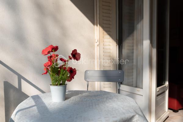 Appartement T4 – 2 chambres (possibilité 3) – Rez-de-chaussée surélevé

Quartier Mirande – À seulement 20 minutes à pied de la place Wilson et du centre-ville

Idéalement situé dans un secteur recherché, à proximité immédiate des commerces, des transports, des écoles et des universités, découvrez cet agréable appartement T4 situé en rez-de-chaussée surélevé au sein d'une résidence sécurisée avec interphone.

Dès l'entrée, vous serez séduit par son espace de vie lumineux comprenant un salon-séjour convivial ouvrant sur un balcon exposé Ouest, idéal pour profiter des fins de journée ensoleillées.

L'appartement dispose actuellement de deux chambres, avec la possibilité d'aménager facilement une troisième chambre selon vos besoins. Il comprend également une cuisine équipée, une salle d'eau fonctionnelle ainsi que des WC séparés avec petit lavabo

Une cave complète ce bien et offre un espace de rangement appréciable au quotidien.

Ce logement conviendra parfaitement à une résidence principale, à un premier achat ou à un investissement locatif. Sa configuration et sa proximité avec les universités en font notamment une excellente opportunité pour un projet de colocation.

Les professions libérales ou indépendantes pourront également apprécier son potentiel d'aménagement.

Les charges de copropriété s'élèvent à environ 250 €/mois et comprennent le chauffage, l'eau froide ainsi que l'entretien des parties communes.

À noter : des travaux de fermeture et de sécurisation de la résidence sont actuellement en cours de réalisation et sont intégralement financés par les vendeurs.

Un bien rare et polyvalent sur le secteur, offrant de nombreuses possibilités. À visiter sans tarder !
